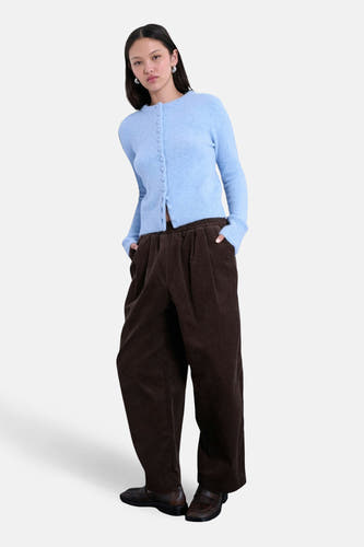 Blauw vest van TOPSHOP, met lange mouwen en knoopsluiting, gedragen met bruine corduroy broek.