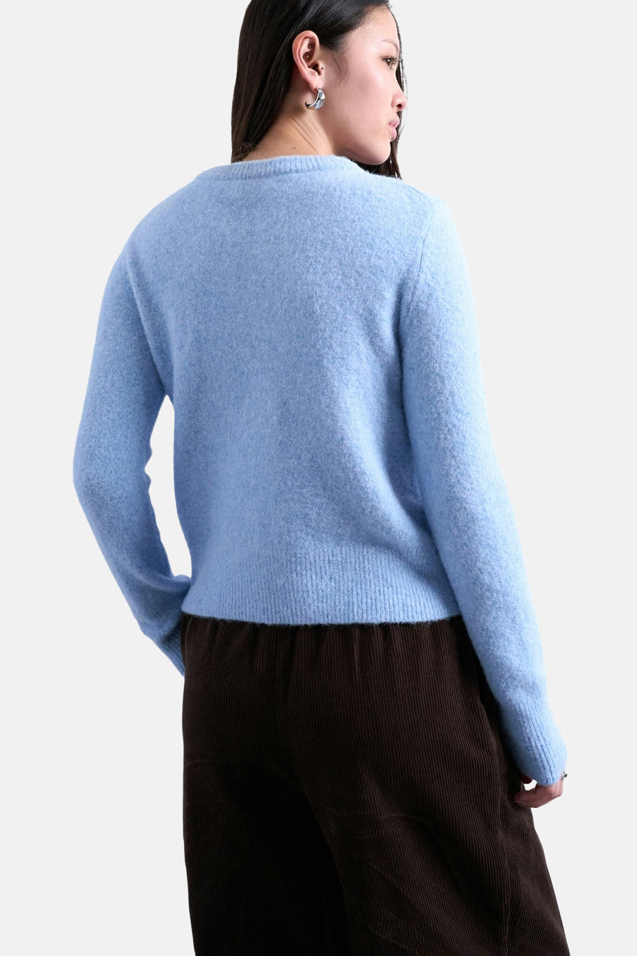 Blauwe cardigan van TOPSHOP, met lange mouwen en combineert goed met een bruine corduroy broek.