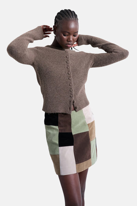 Bruin vest van TOPSHOP, met knoopsluiting, gedragen met een patchwork rok.
