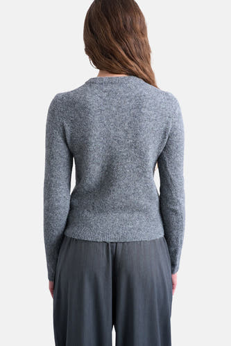 Grijze cardigan van TOPSHOP, met lange mouwen en een fijne breistructuur, gedragen met een grijze broek.
