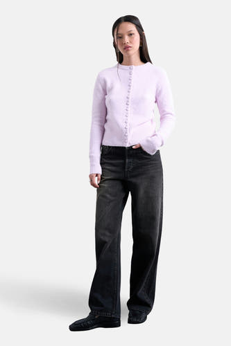 Veste rose de TOPSHOP, portée avec des pantalons de jogging sombres larges et des chaussures noires.