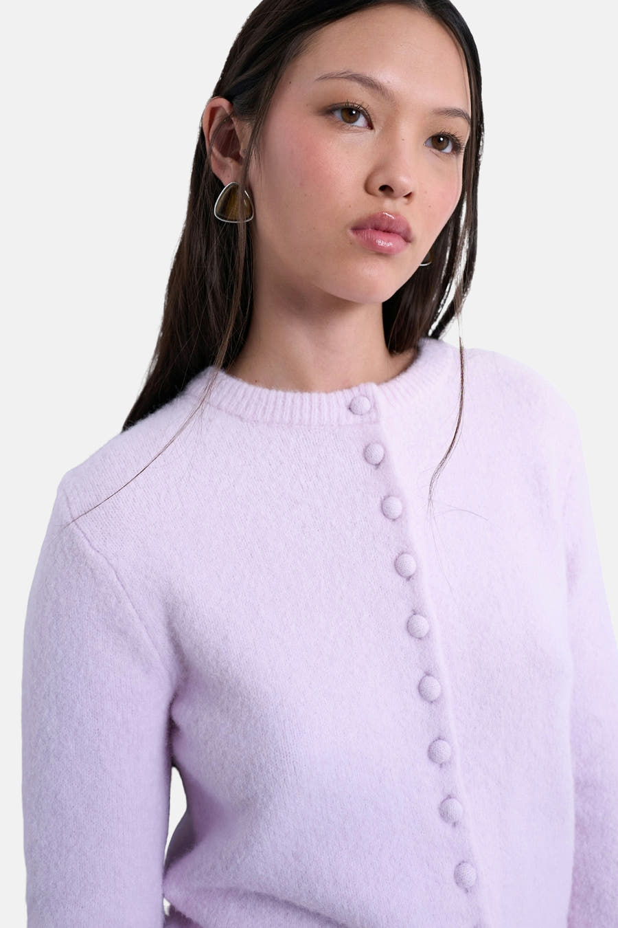 Roze vest van TOPSHOP, met knoopsluiting en ronde hals, gedragen met driehoekige zilveren oorbellen.