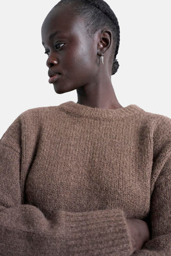 Pull marron avec col rond de TOPSHOP, en une fine texture trissée et un bouton d'oreille argenté.
