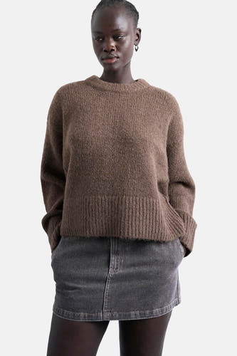 Pull marron avec col rond de TOPSHOP, porté avec une jupe en denim gris.