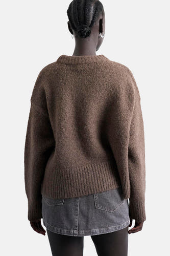 Pull marron avec col rond de TOPSHOP, vu par derrière, associé à une jupe grise.