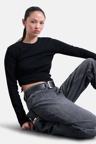 T-shirt noir à manches longues de TOPSHOP, porté avec des jeans gris et une ceinture noire.