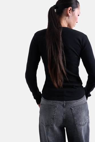 T-shirt noir à manches longues de TOPSHOP, avec une couleur unie et une coupe slim, dos.