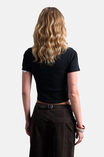 Zwart T-shirt met korte mouwen van TOPSHOP, gezien van achteren, gecombineerd met een bruine rok.