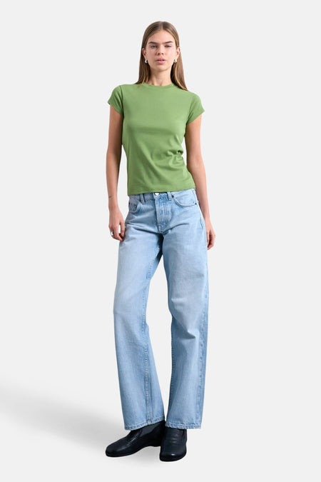 Groen T-shirt met korte mouwen van TOPSHOP, gedragen met wijde jeans en zwarte schoenen.