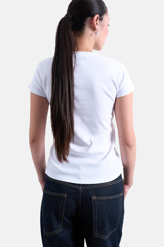 Wit T-shirt met korte mouwen van TOPSHOP, achterkant gezien, met een donkerblauwe jeans.