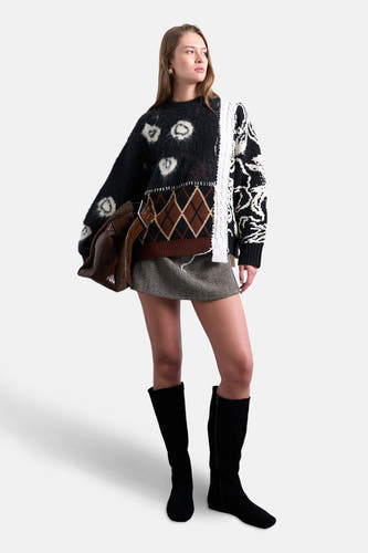 Multikleurige trui met ronde hals van TOPSHOP, met verschillende gebreide patronen en een bruine tas.
