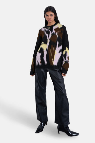 Sweat-shirt multicolore avec col rond de TOPSHOP, avec un motif abstrait et porté avec un pantalon en cuir.