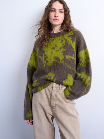 Sweat-shirt multicolore à col rond de TOPSHOP, avec un motif abstrait marron et vert, porté avec un pantalon beige.