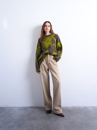 Sweat-shirt multicolore à col rond de TOPSHOP, avec un motif vert et marron, porté avec des pantalons beige et des chaussures marron.