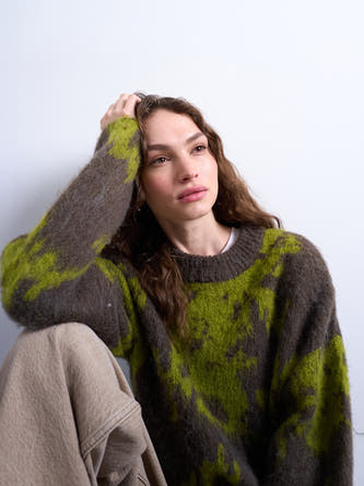Gilet rond multicolore de TOPSHOP, avec une texture douce et des détails marrons.