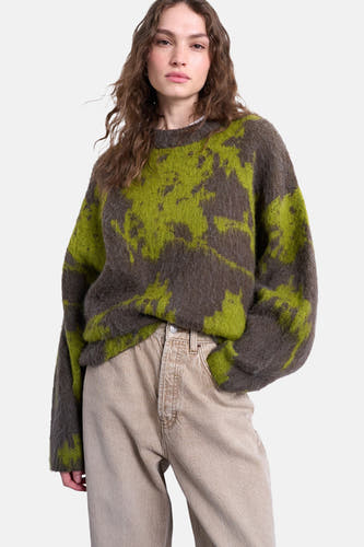 Sweat-shirt multicolore avec col rond de TOPSHOP, doté d'un motif feuille flou et porté avec des jeans beige.