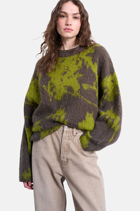 Multikleurige trui met ronde hals van TOPSHOP, met een wazig bladmotief en gedragen met beige jeans.
