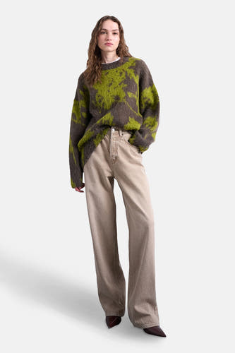 Sweat-shirt multicolore à col rond de TOPSHOP, avec un motif vert et marron, porté avec des pantalons beige et des chaussures marron.
