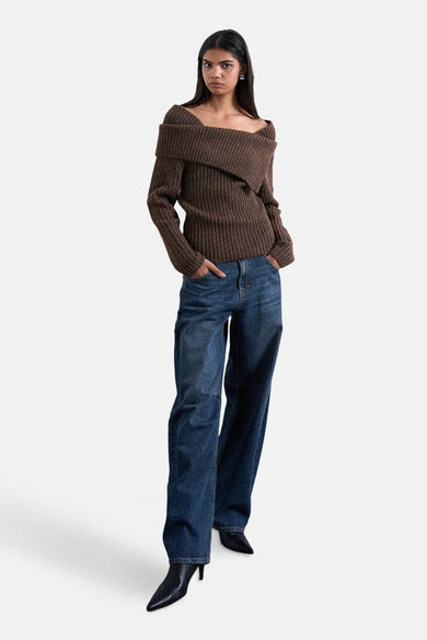 Sweat-shirt à épaules dégagées de TOPSHOP, en maille côtelée, porté avec des jeans larges et des escarpins noirs.