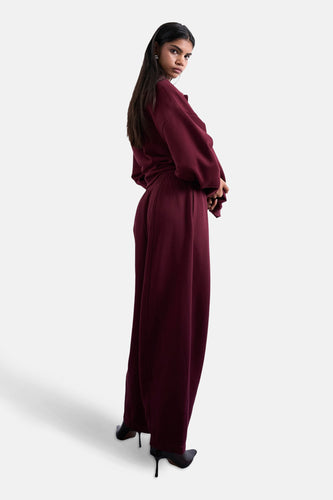 Bordeaux joggingbroek van TOPSHOP, met wijde pijpen en gecombineerd met een bijpassende trui en zwarte hakken.