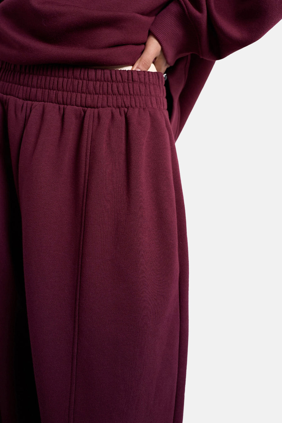 Bordeaux joggingbroek van TOPSHOP, met elastische tailleband en een verticale naad aan de voorkant.