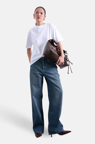 Wit T-shirt met korte mouwen van TOPSHOP, gedragen met wijde jeans en bruine hakken.