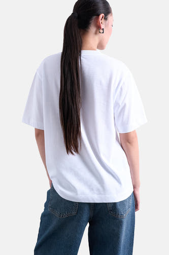Wit T-shirt met korte mouwen van TOPSHOP, met een losse pasvorm en gecombineerd met een jeansbroek.