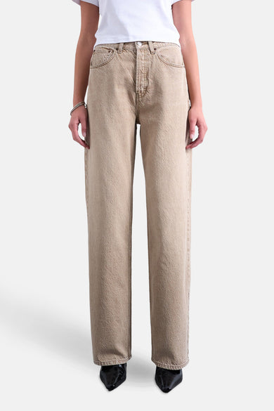 Beige straight jeans van TOPSHOP, gedragen met een wit T-shirt en zwarte schoenen.