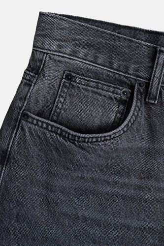 Jean droit noir de TOPSHOP, gros plan sur la poche et le haut de la jupe.