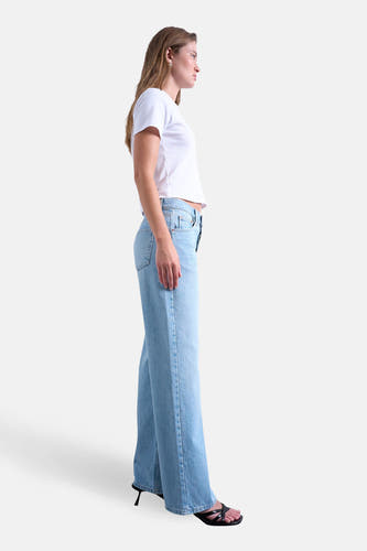 Wijde jeans van lichtblauw denim van TOPSHOP, met een klassieke pasvorm en subtiele details.