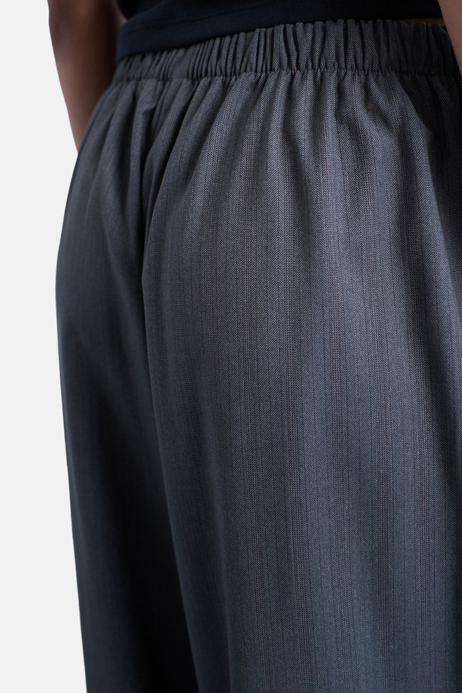 Grijze broek van TOPSHOP, met elastische tailleband en een subtiel visgraatmotief.