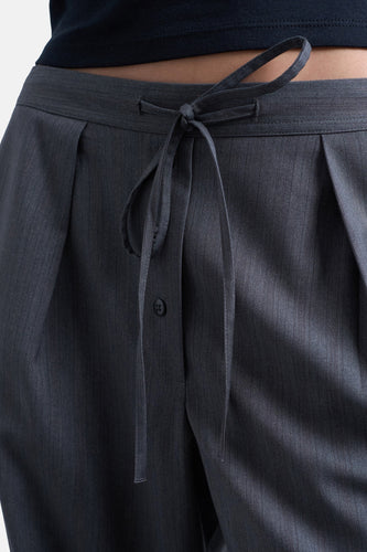 Grijze broek van TOPSHOP, met een gestreepte textuur en een strikdetail in de taille.