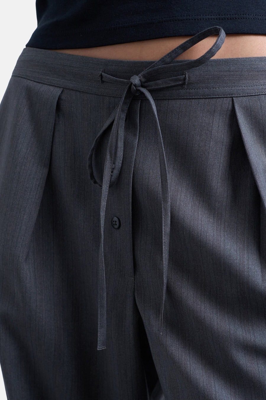 Grijze broek van TOPSHOP, met een gestreepte textuur en een strikdetail in de taille.