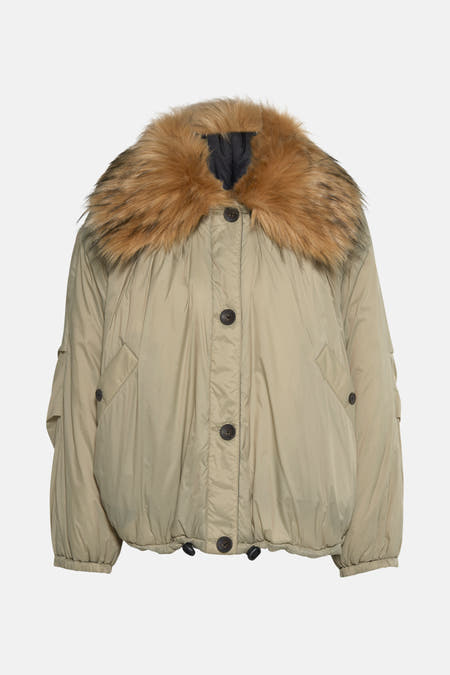 Groene korte jas van TOPSHOP, met een kraag van imitatiebont en knoopsluiting aan de voorkant.