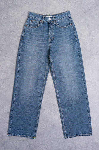 Jeans straight mid blue denim van TOPSHOP, met een klassieke five-pocket styling en rechte pijpen.
