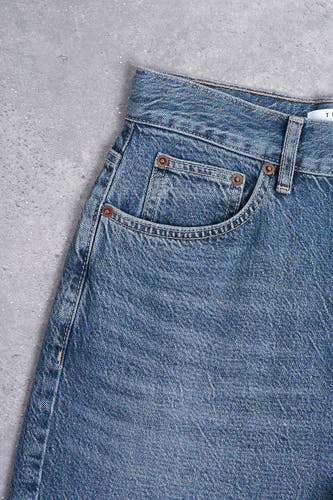 Straight jeans in mid blue denim van TOPSHOP, met een klassieke zak aan de voorkant.