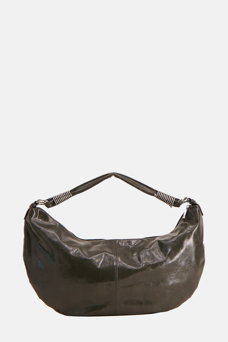 Kaki handtas van TOPSHOP, met zilveren ringdetail op de handvatten en een gladde, glanzende afwerking.