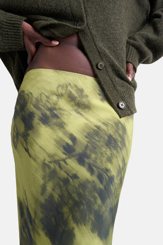 Groene lange rok van TOPSHOP, met een abstract zwart patroon en een satijnen textuur.