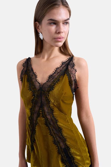 Groene blouse zonder mouwen van TOPSHOP, met zwarte kanten details langs de halslijn en voorkant.