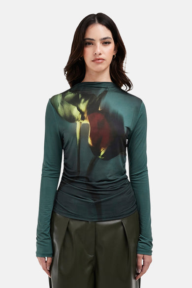 Groene T-shirt met lange mouwen van TOPSHOP, met een opvallende bloemenprint op de voorzijde.