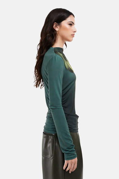 Groene T-shirt met lange mouwen van TOPSHOP, met een donkerder tint en gedrapeerde details aan de zijkant.