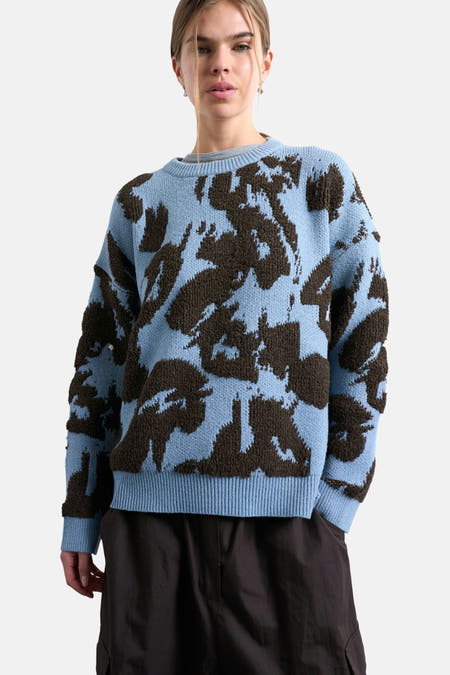 Blauw gebreide trui met ronde hals van TOPSHOP, met een grof bruin camouflagepatroon.