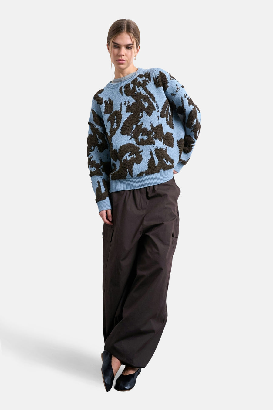 Pull bleu à col rond de TOPSHOP, avec un motif camouflage abstrait, combiné à un pantalon cargo ample.