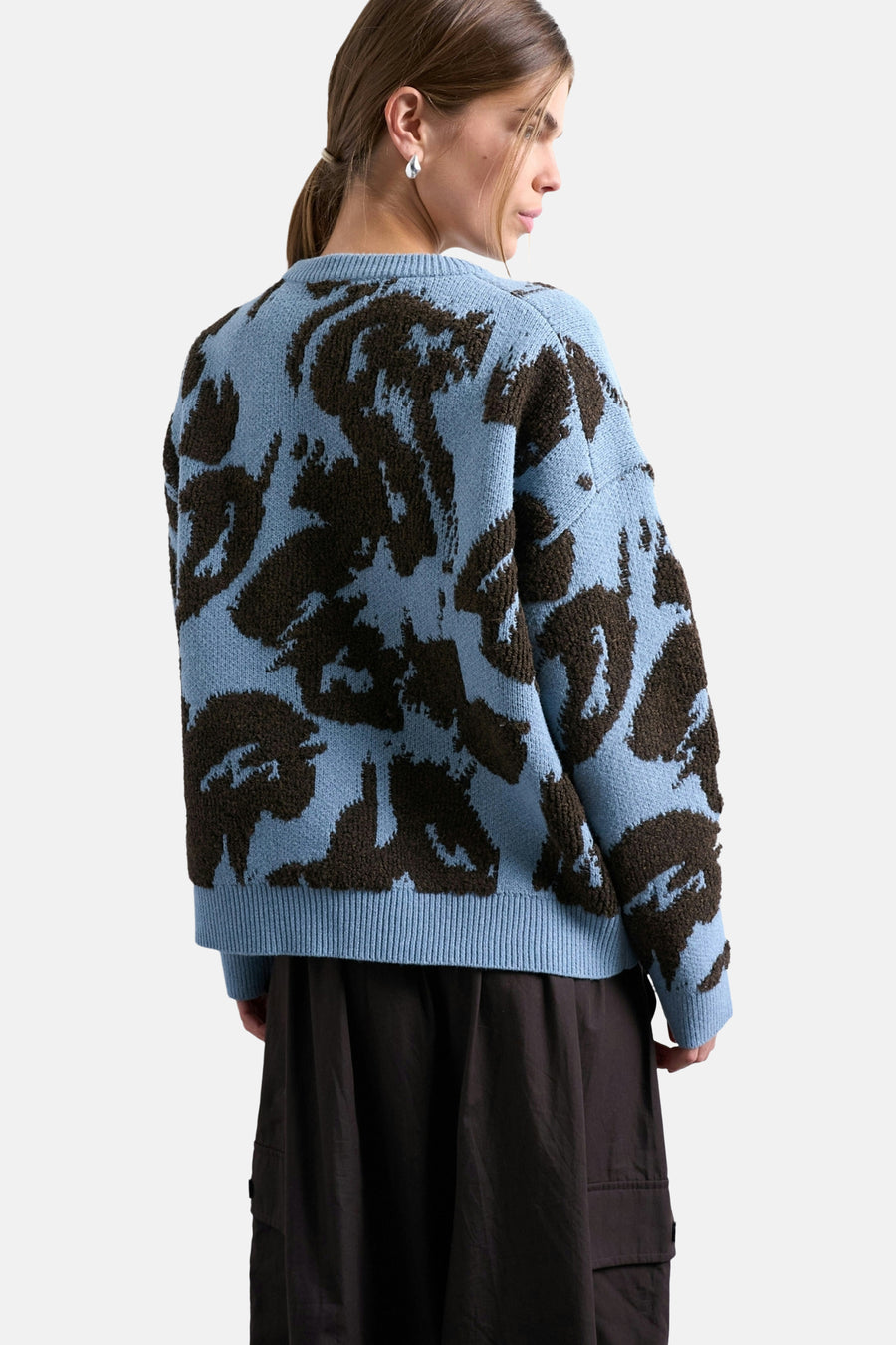 Blauw gebreide trui met ronde hals van TOPSHOP, met donkerbruine abstracte patronen.