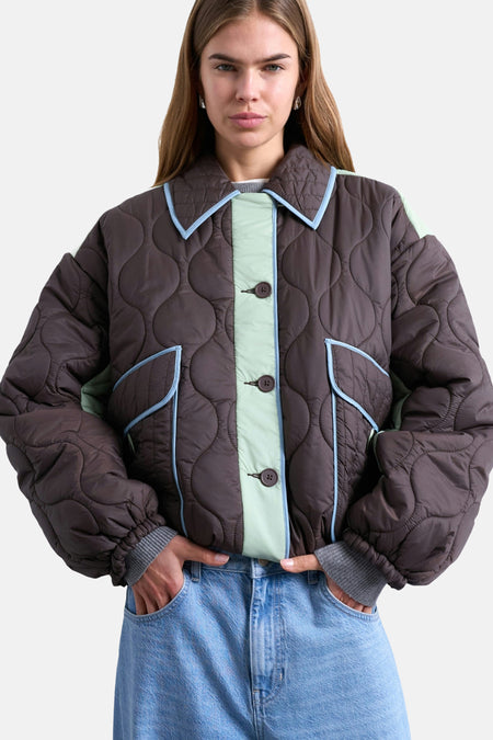 Bruine korte jas van TOPSHOP, met een gewatteerd ruitpatroon, lichtblauwe afwerking en een lichtgroene sluiting.