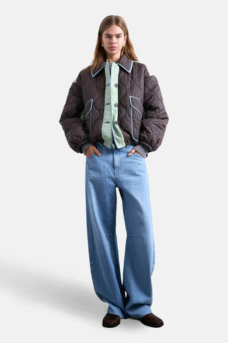 Veste courte marron de TOPSHOP, avec un motif matelassé, des détails bleu clair et un jean large.