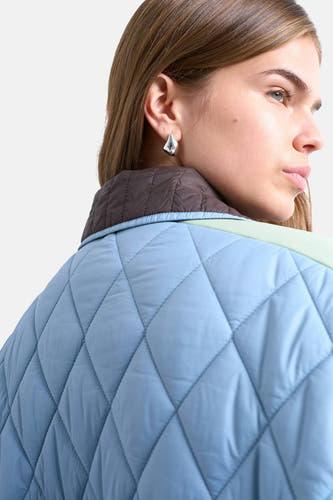 Veste courte marron de TOPSHOP, avec un motif matelassé à losanges bleu clair et un passepoil vert menthe.