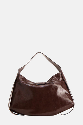 Bruine leren schoudertas met glanzende finish.
