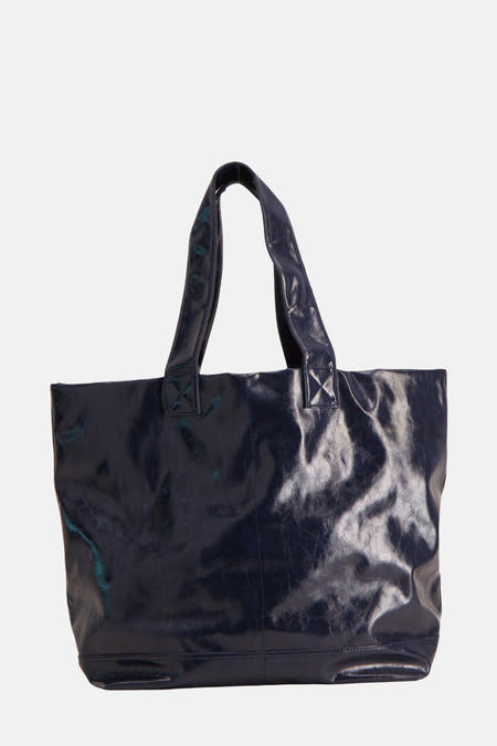 Blauwe handtas van TOPSHOP met glanzende afwerking en stevige handvatten.
