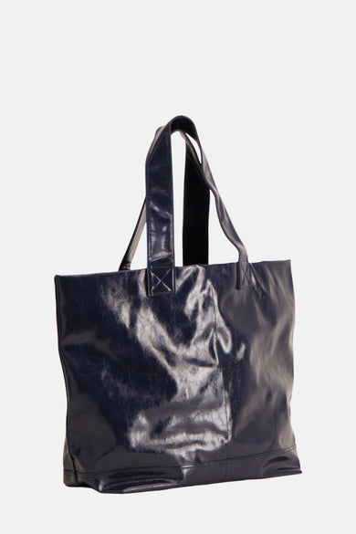Sac à main bleu de TOPSHOP, avec une texture brillante et des anses courtes.